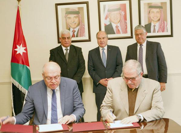 Prime Minister Hani Mulki attends the signing of an agreement on Wednesday to implement the new JD93 million Amman customs centre project in Madouneh  (Petra photo)