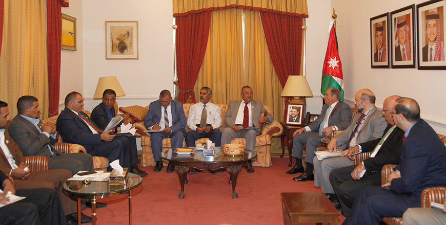 Prime Minister Hani Mulki meets with the Jordan Teachers Association’s  President Basil Freihat, Education Minister Omar Razzaz, Minister of Political and Parliamentary Affairs Musa Maaytah and Minister of State for Media Affairs Mohammad Momani on Monday (Petra photo)