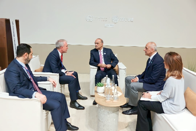 Prime Minister Bisher Khasawneh on Sunday meets with Fortesco CEO Mark Hutchinson and Enertrag CEO Gunar Hering during his participation in the United Nations Climate Change Conference COP28 in Dubai (Petra photo)