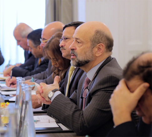 Prime Minister Omar Razzaz meets with representatives of investment funds specialised in investing in bonds of developing countries’ markets in London on Wednesday (Photo courtesy of Prime Ministry)