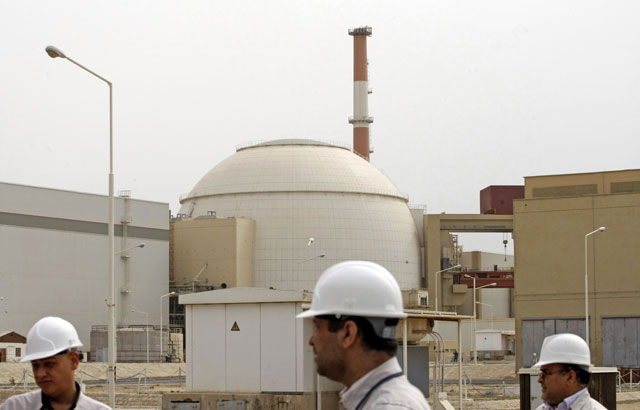   In this file photo taken on February 25, 2009, Iranian technicians walk outside the building housing the reactor of Bushehr nuclear power plant at the Iranian port town of Bushehr, 1,200km south of the capital Tehran (AFP photo)