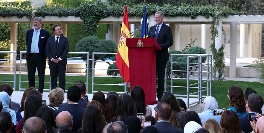 King Felipe VI of Spain meets with the Spanish community in Jordan at the residence of the Spanish ambassador in Amman on Saturday evening (Petra photo)