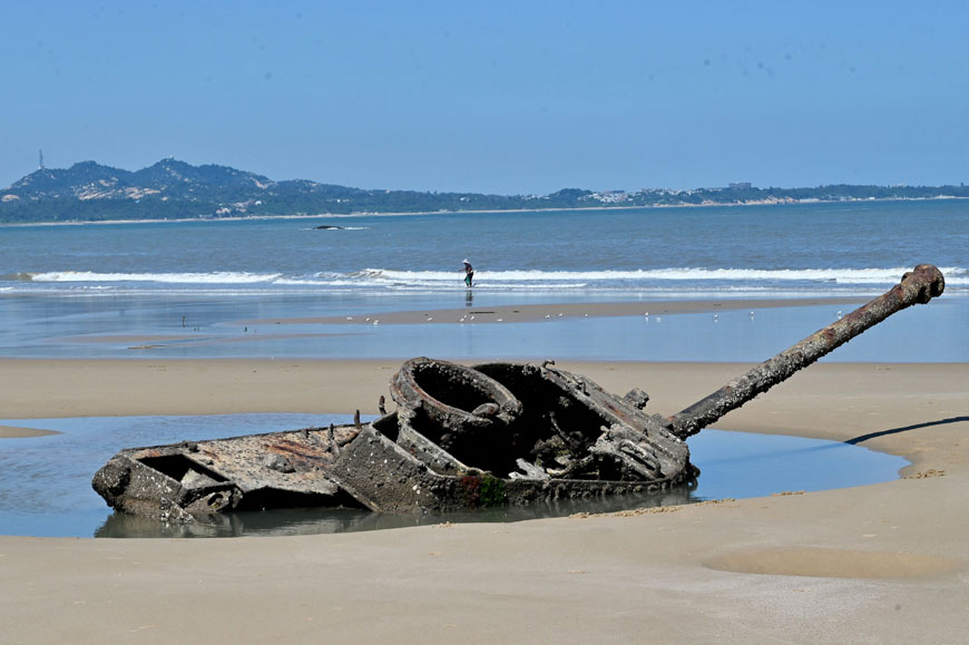 The rusted-out wreckage of an old tank is seen at Ou Cuo Sandy Beach on Taiwan's Kinmen islands, which lie just 3.2kms from the mainland China coast, on Thursday (AFP photo)