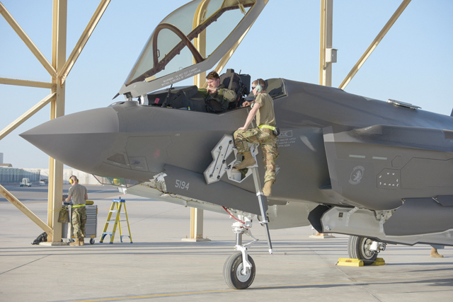 In this file handout photo released by the US Central Command (CENTCOM) on April 15, 2019, US soldiers stand next to an F-35A Lightning II stationed at the Emirati Al-Dhafra base, about 32 kilometres south of Abu Dhabi (AFP photo)