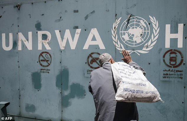 UNRWA has launched an emergency appeal for $ 1.2 billion to fund its services for Palestinian refugees (AFP photo)