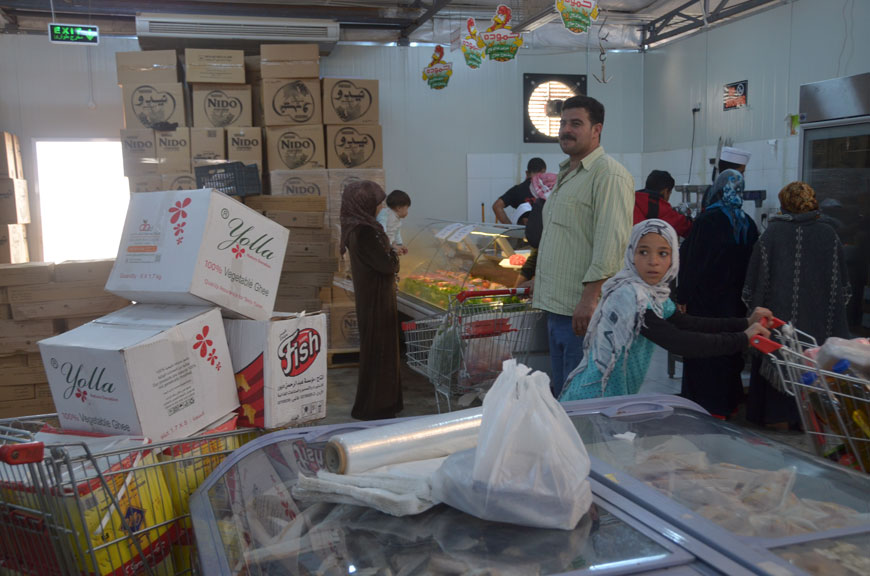 Syrian refugees shop at Tazweed Market in the Zaatari camp using WFP food vouchers (Photo by Muath Freij)