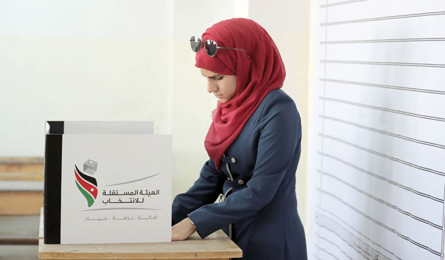 A woman votes at a polling centre in Amman on Tuesday (Photo by Hassan Tamimi)