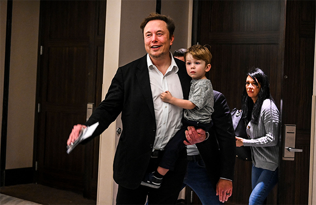 Twitter CEO Elon Musk holds one of his children after a keynote speech at the ‘Twitter 2.0: From Conversations to Partnerships’, marketing conference in Miami Beach, Florida, on Tuesday (AFP photo by Chandan Khanna)
