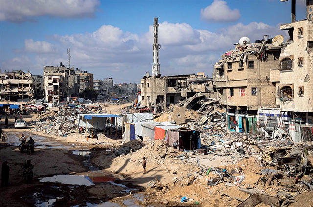 Tents are set up by displaced Palestinians amid the devastation in Khan Yunis in the southern Gaza Strip on Thursday (AFP photo)