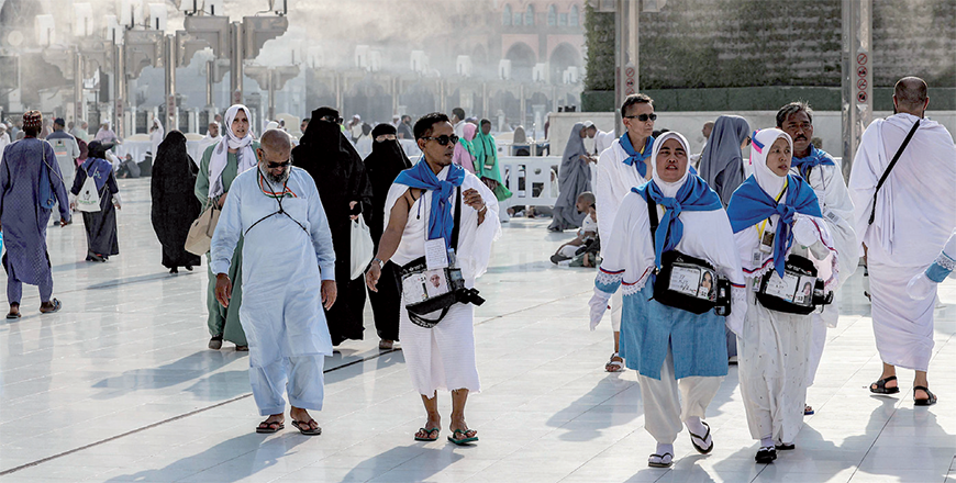 Fans blow air mixed with water vapour to cool off Muslim pilgrims walking at the Grand Mosque in Saudi Arabia's holy city of Mecca on Tuesday ahead of the annual Hajj pilgrimage  (AFP photo)
