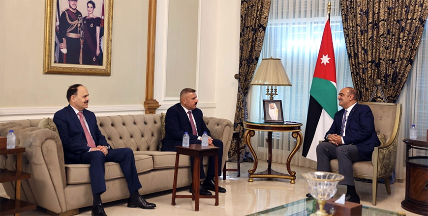 Prime Minister Bisher Al Khasawneh and Iraqi Interior Minister Abdulamir Kamel Al Shammari in Amman on Thursday (Petra Photo)