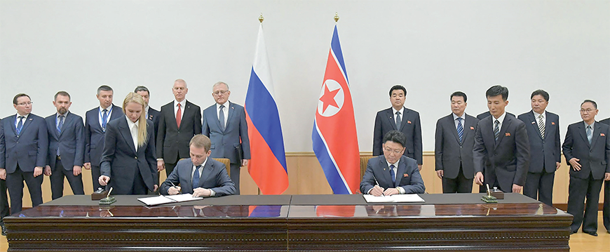 This photo released by North Korea’s official Korean Central News Agency (KCNA) on Thursday shows North Korean Minister of External Economic Relations Yun Jong-ho (right) and Russian Minister of Natural Resources and Ecology Alexandr Kozlov (left) signing the protocol of the 10th meeting of the North Korea-Russia Intergovernmental Trade, Economic, and Science and Technology Cooperation Committee, in Pyongyang  (AFP photo)