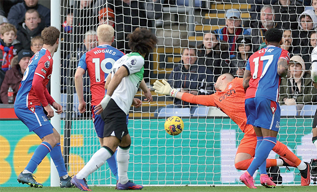 Liverpool’s Egyptian striker #11 Mohamed Salah (centre) watches as his deflected shot beats Crystal Palace’s English goalkeeper #01 Sam Johnstone for their first goal during the English Premier League football match between Crystal Palace and Liverpool at Selhurst Park in south London on Saturday (AFP photo)