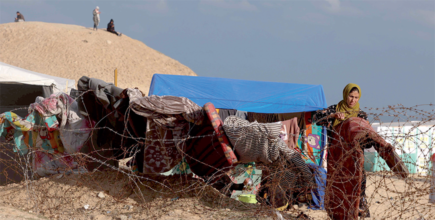 Palestinians go on with their lives at a makeshift camp set up on the beach for people who fled to Rafah in the southern Gaza Strip on Thursday (AFP photo)