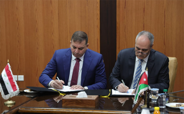 Jordan and Iraq sign the first amendment document to the electricity supply contract on Sunday, which will provide Iraq with 40 megawatts of electric power at 132 kilovolts to meet the demand in the Wetland region (Petra photo)