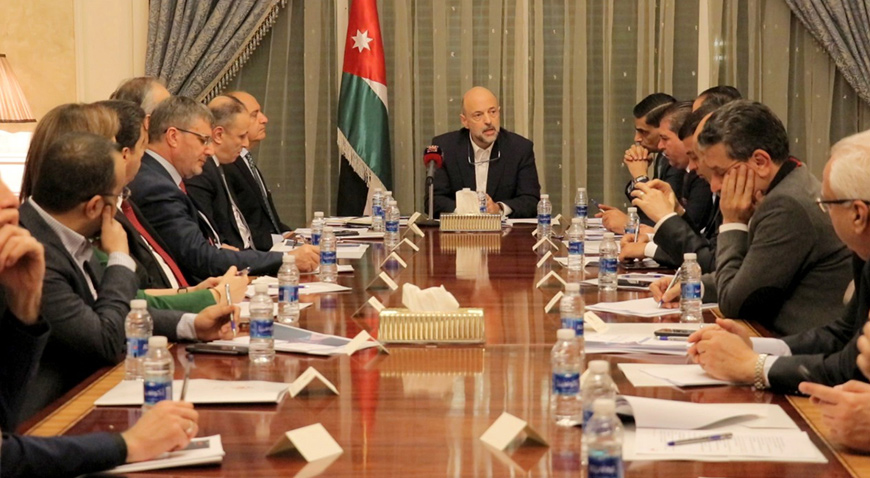   Prime Minister Omar Razzaz speaks during a meeting with editors-in-chief of daily newspapers, managers of official media and columnists on Monday (Petra photo)