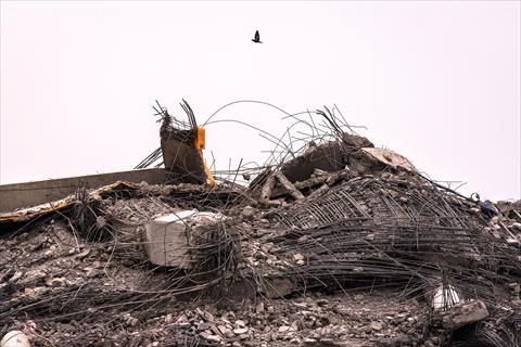 A bird flies above the rubble at the site of an under-construction building collapse in Bangkok on March 31, 2025, three days after an earthquake struck central Myanmar and Thailand (AFP photo)