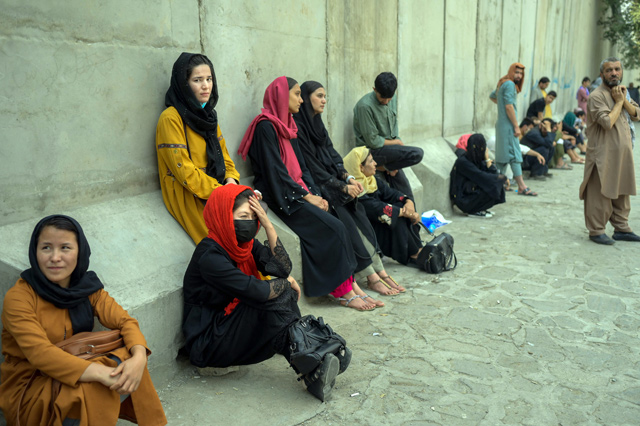 In this photo taken on Monday Afghan women wait in front of a bank office in Kabul (AFP photo)