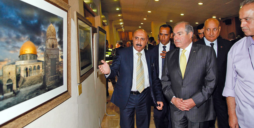 Prime Minister Hani Mulki tours a photo exhibition held in parallel with a ceremony to declare Amman as the cultural capital of the Muslim world for 2017 in Amman on Wednesday  (Petra photo)