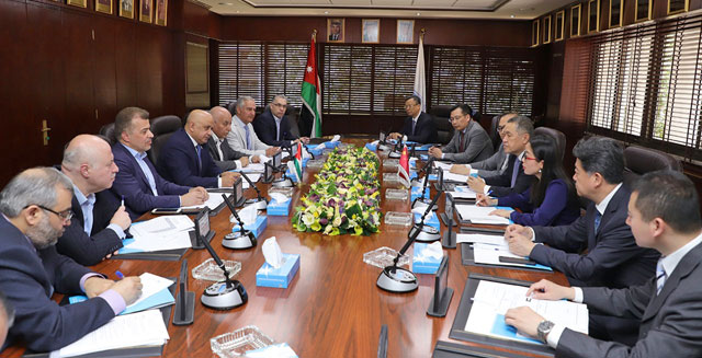 A Chinese business delegation discusses joint economic ventures with the representatives of the Amman Chamber of Commerce (Petra photo)