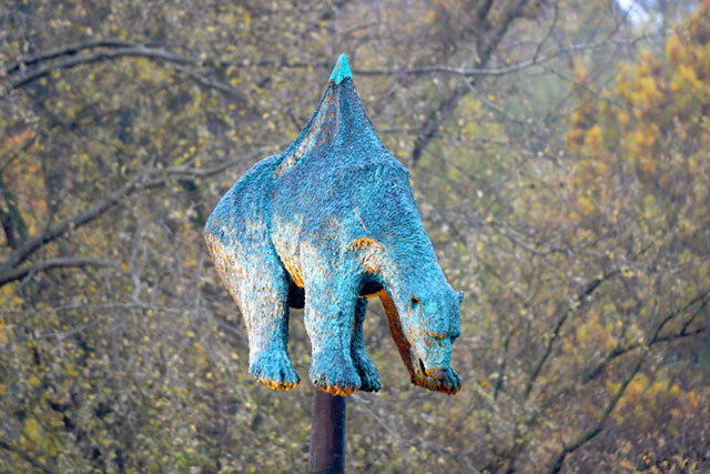 The bronze sculpture ‘Unbearable’ by the Danish artist Jens Galschiot featuring a polar bear impaled on an oil pipeline is on display at Rheinaue Park during the COP 23 United Nations Climate Change Conference in Bonn, Germany (AFP photo)