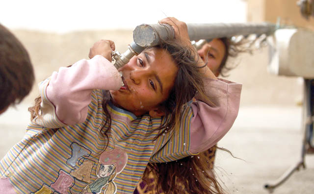 Displaced children, who fled from the Daesh terror group bastion of Raqqa, drink from taps of water in a camp for the displaced near the town of Al Karamah, 26km from Raqqa, on Wednesday(AFP photo)