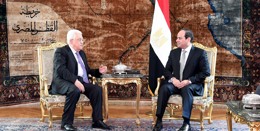 Palestinian President Mahmoud Abbas (left) meets his Egyptian counterpart Abdel Fattah Al Sisi in Cairo, Egypt, on Saturday (Anadolu Agency photo)
