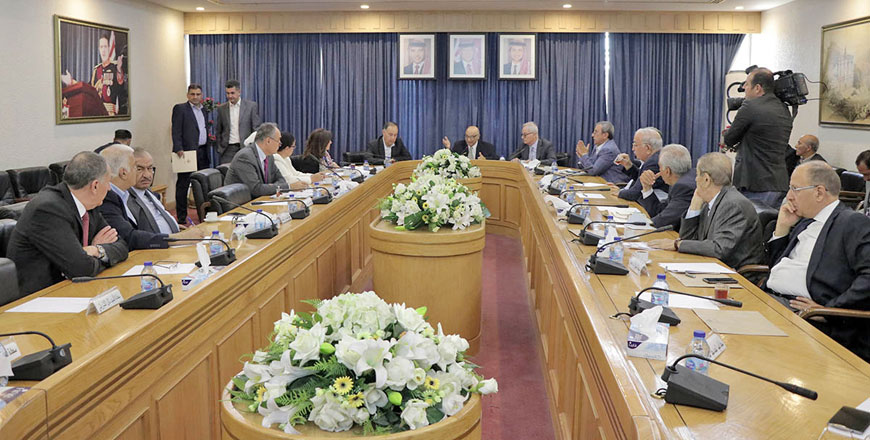 Minister of Energy and Mineral Resources Hala Zawati holds a meeting with the the Senate’s joint Financial and Economic Committee, and its Energy and Minerals Committee on Sunday (Petra photo)