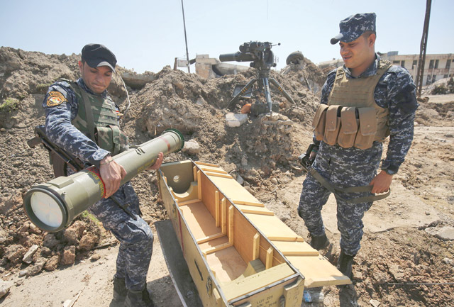 A member of the Iraqi security forces loads a TOW anti-tank missile as troops advance towards Mosul's old city on Monday, during an offensive to recapture the city from the Daesh militants (AFP photo)