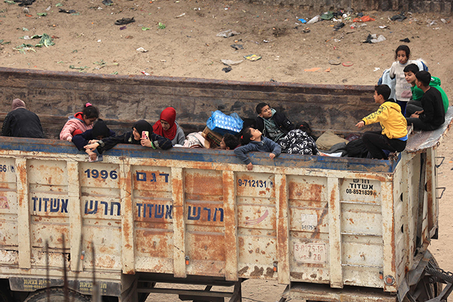 Palestinians fleeing Khan Yunis arrive in Rafah further south near the Gaza Strip's border with Egypt on Tuesday, after Israeli forces were seen the previous day on the outskirts of Khan Yunis, which is packed with displaced civilians (AFP photo)
