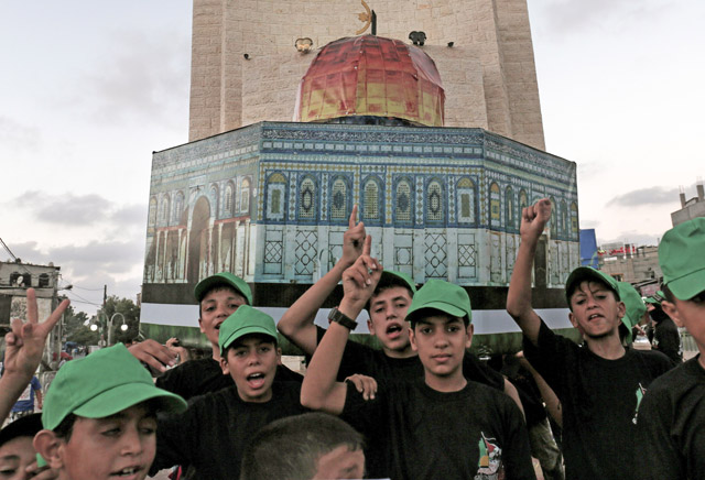 Young Palestinians carry a model of the Dome of the Rock and chant slogans during a Hamas rally to show solidarity with Al Aqsa Mosque, in the southern Gaza Strip town of Rafah, on Thursday (AFP photo)