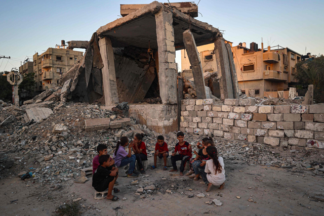 Palestinian children sit in a circle near building rubble at al-Bureij refugee camp in the central Gaza Strip on June 26, 2024, amid the ongoing conflict between Israel and the Palestinian Hamas militant group (AFP photo)