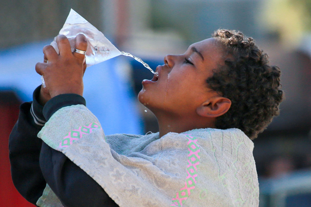 A Palestinian drinks cold water from a plastic bag in Khan Yunis in Khan Yunis in the southern Gaza Strip on October 21, 2024 amid the ongoing Israeli war on the Palestinian territory (AFP photo)
