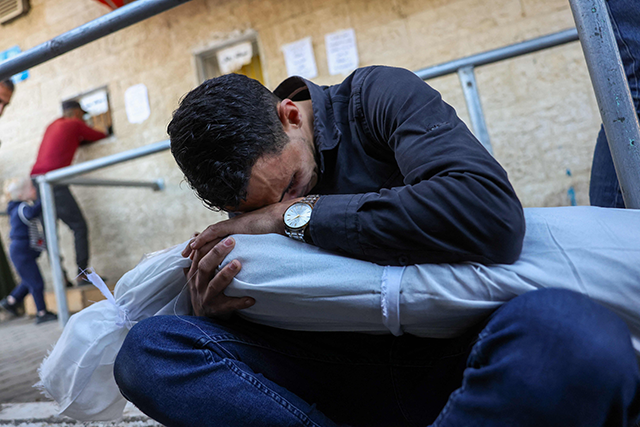 A man mourns holding the body of a child, who was killed in an Israeli strike at a UN-run school in the Nusseirat refugee camp, at the Al Aqsa Martyrs Hospital in Deir Al Balah on November 21, 2024, amid the ongoing Israeli aggression on the tiny Palestinian territory  (AFP photo)