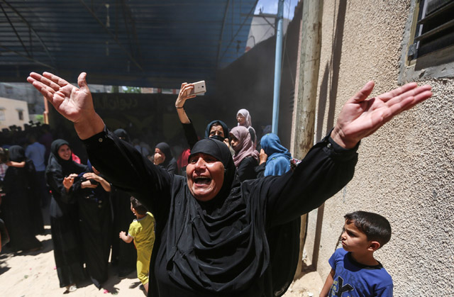 A woman mourns during the funeral ceremony of 25-year-old Fadi Ibrahim en-Neccar, who was shot dead by Israeli forces, in Khan Younis district of Gaza, on Saturday (Anadolu Agency photo)