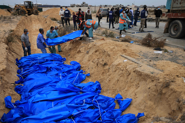 Palestinians bury bodies in a mass grave in Khan Yunis cemetery, in the southern Gaza Strip on Wednesday, amid ongoing Israeli bombardment of Gaza (AFP photo)