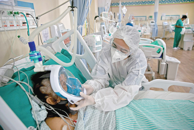In this file photo taken on Friday, a medical worker assists a COVID-19 patient at the Dr Abelardo Santos Regional Hospital in Belem, Para state, Brazil (AFP photo)