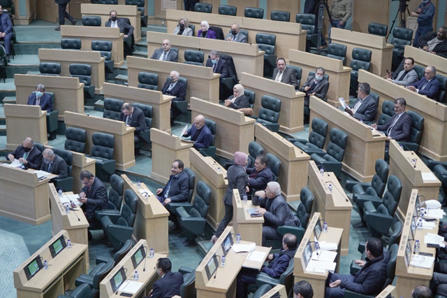MPs attend Sunday's Lower House session on constitutional amendments (Photo by Hassan Tamimi)