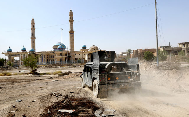 Iraqi counterterrorism forces advance their positions in Fallujah, Iraq, on Wednesday. Pockets of the Daesh terror group militants continue to hold neighbourhoods along the north and west of the city (AP photo)