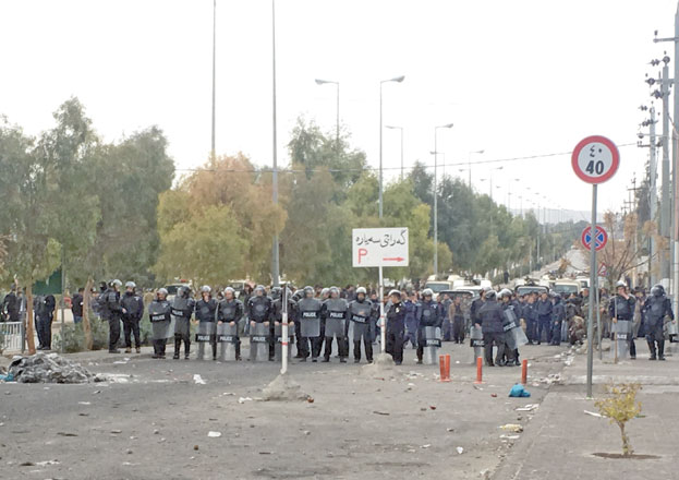 Security forces block the road during the anti-government protests in Sulaimaniyah, Iraq, on Tuesday (Anadolu Agency photo)