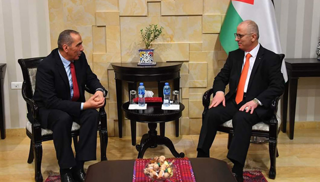 Public Security Department Director Maj. Gen. Fadel Hmoud (left) meets with Palestinian Prime Minister Rami Hamdallah on Monday. Hmoud also signed a memorandum of understanding with the chief of Palestine’s civil police during his visit to increase cooperation between the two sides (Petra photo)