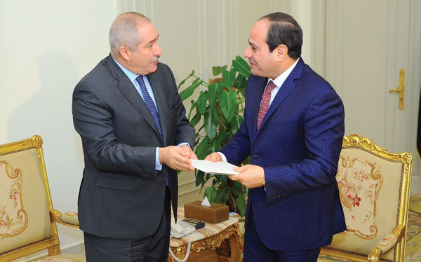Foreign Minister Nasser Judeh delivers an invitation to Egyptian President Abdel Fattah Al Sisi to attend Amman-hosted Arab summit in Cairo on Wednesday  (Petra photo)