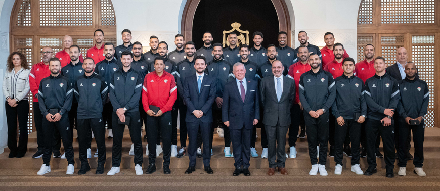   His Majesty King Abdullah on Monday bestows the Silver Jubilee Medal on players and staff of the national football team in appreciation of the team’s exceptional efforts in reaching second place at the Asian Cup, which was hosted by Qatar (Photo courtesy of Royal Court)