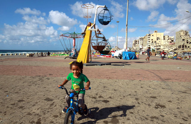 Libyans spend time on the waterfront promenade in the eastern Libyan port city of Benghazi on June 22 (AFP photo)
