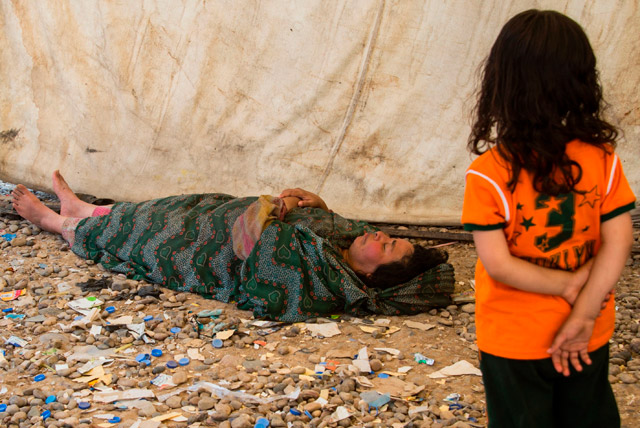 An Iraqi woman sleeps on the ground at a camp for internally displaced people in Hammam Al Alil on Sunday, after fleeing west Mosul due to the government forces ongoing offensive against Daesh militants (AFP photo)