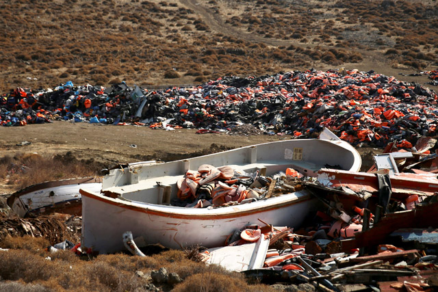Lifejackets are seen inside a wrecked boat used by refugees and migrants to cross part of the Aegean Sea from Turkey to Greece at a garbage dump site of thousands of lifejackets, near the town of Mithymna  on the island of Lesbos, Greece, on October 5, 2016 (Reuters photo)