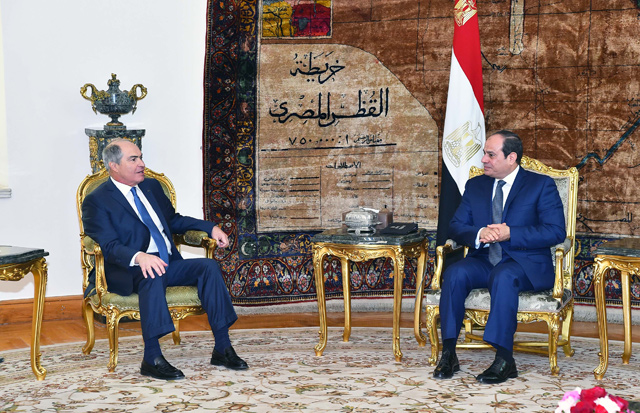 Prime Minister Hani Mulki (left) is received by Egyptian President Abdel Fattah Sisi during his official visit to Egypt on Tuesday (Anadolu Agency photo)