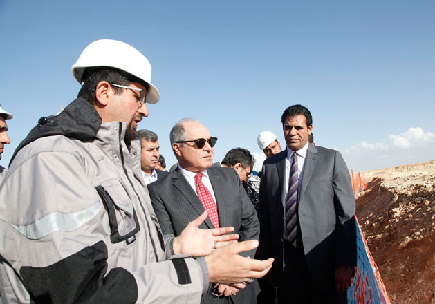 Prime Minister Hani Mulki checks on oil shale energy project in central region (Petra photo)