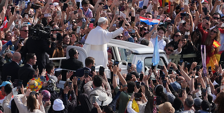 Pope Leo XIV, on his popemobile, tours St. Peter’s Square prior a Holy Mass for the Beginning of the Pontificate of Pope Leo XIV, in The Vatican on May 18, 2025 (AFP photo)