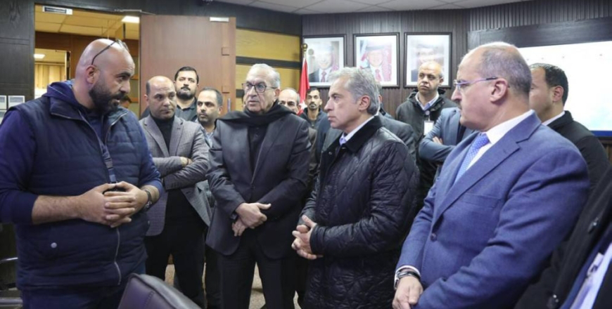 Prime Minister Jafar Hassan on Saturday checks on the preparations of the Ministry of Public Works and Housing to deal with the current weather conditions affecting the Kingdom (Petra photo)